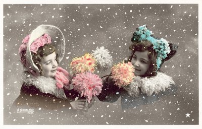 Due ragazze che tengono fiori, nella neve da French Photographer