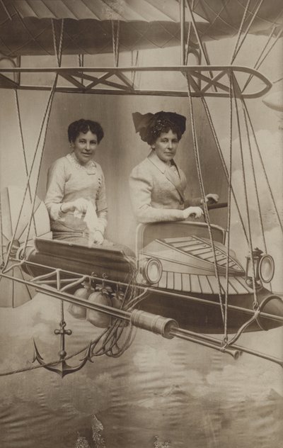 Due donne che pilotano un aeroplano da French Photographer