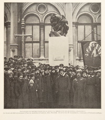 Inaugurazione di un monumento eretto dai sovietici in memoria di uno degli assassini di Alessandro II, da Histoire des Soviets, pub. 1922 (litografia) da French Photographer
