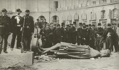 Colonna Vendôme, dopo essere stata abbattuta il 16 maggio 1871 da French Photographer