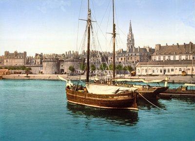 Veduta della città murata di St Malo dal porto da French Photographer