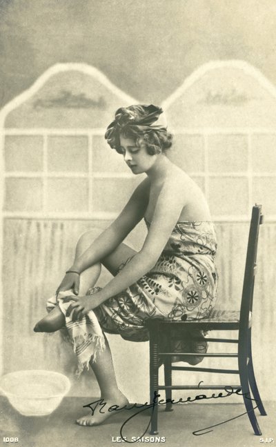 Donna in un asciugamano da bagno da French Photographer