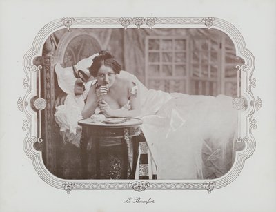 Donna che si rilassa a letto da French Photographer