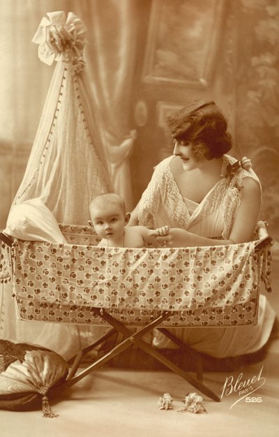 Donna con un bambino in una culla da French Photographer