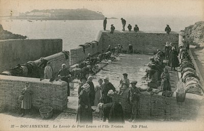 Donne che lavano il bucato nel porto a Louen da French Photographer