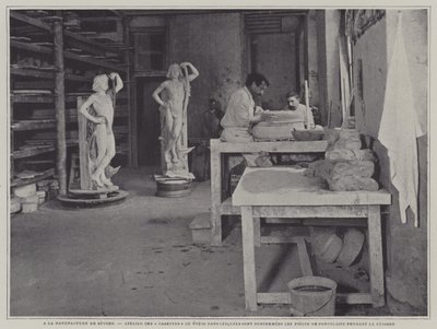 Laboratorio per la realizzazione di contenitori per pezzi di porcellana da cuocere alla fabbrica di porcellane di Sèvres, Francia da French Photographer