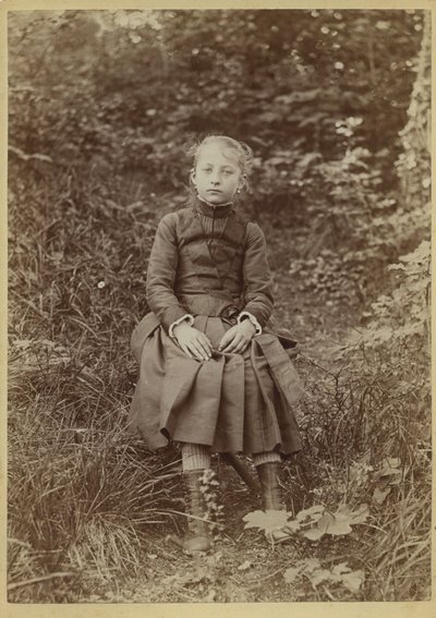 Giovane ragazza in campagna, Francia, c. 1890 (foto b/n) da French Photographer