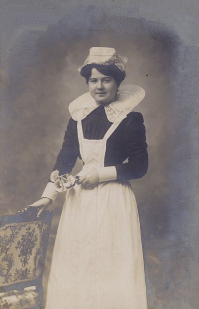 Giovane ragazza, cameriera (?), con un piccolo mazzo di fiori da French Photographer