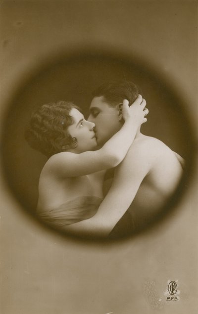 Giovane uomo e donna che si baciano visti attraverso uno spioncino da French Photographer