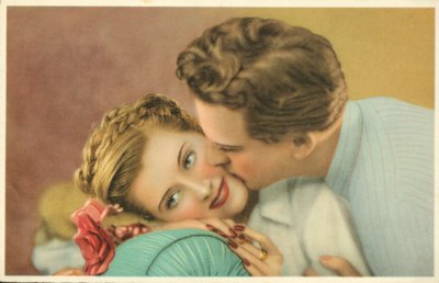 Giovane uomo che bacia una bella ragazza sulla guancia (foto) da French Photographer