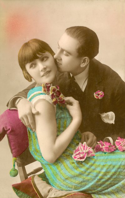 Giovane uomo che bacia una ragazza sulla guancia da French Photographer