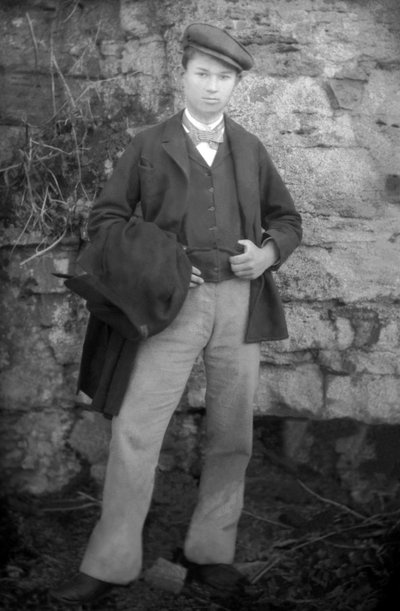 Giovane uomo di domenica vicino a Bourmont en Haute-Marne (Haute Marne), circa 1880. Fotografia. Collezione Ducos. da French Photographer