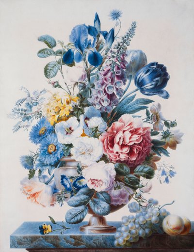 Un vaso di fiori su una mensola con uva e pesche da French School