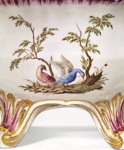 Una zuppiera circolare a due manici di Vincennes, coperchio e supporto, c.1750 da French School