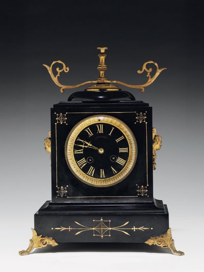 Orologio da mensola in pietra composita nera, con decorazioni incise, con gambe, pinnacoli e raccordi in ottone dorato, di Jausions di Pau, Francia, c.1876-78 da French School