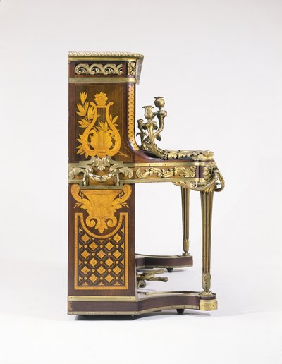 Un pianoforte verticale intarsiato a marqueterie e parquetry da French School