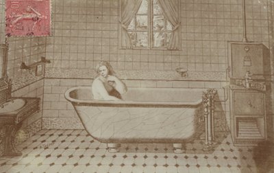 Una donna nella vasca da bagno in un bagno da French School