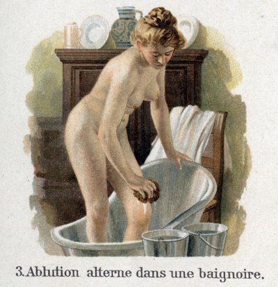 Alution in una vasca da bagno con due secchi, uno dei quali contiene acqua calda e l