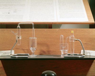 Apparecchio usato da Jean Frederic (1900-58) e Irene Joliot-Curie (1897-1956) per scoprire la radioattività artificiale, c.1934 da French School