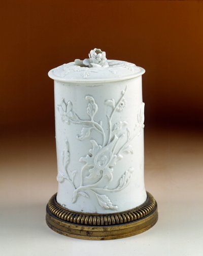 Vaso da tabacco montato in bronzo dorato. Porcellana tenera di Saint Cloud da French School