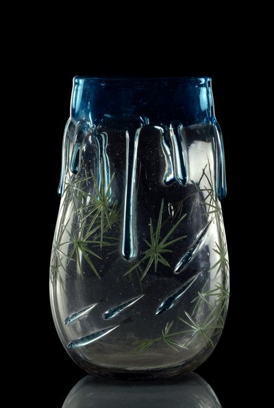 Arte francese: vaso realizzato intorno al 1875-1878 in vetro colorato con decorazioni incise e smaltate da French School
