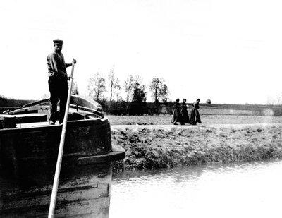 Chiatta trainata su un canale da tre donne, c.1900 da French School