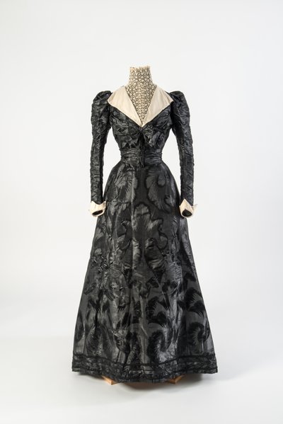 Vestito di seta nera con chemisier di pizzo crema, primi anni 1890 da French School