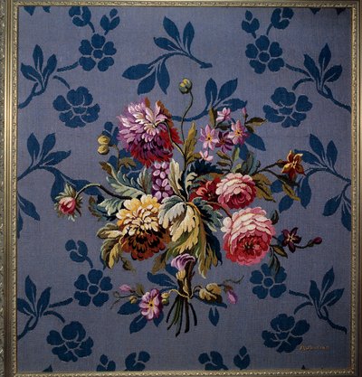 Bouquet di fiori su sfondo blu. Arazzo delle manifatture di Aubusson da French School