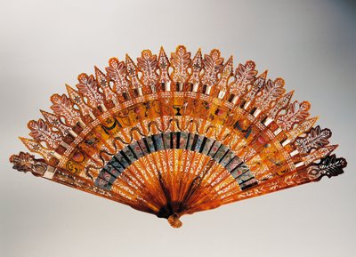 Ventaglio a mano Brisé con corno, avorio rosso, madreperla e costole di guscio di tartaruga, periodo di Carlo X (1824-1830), Francia da French School