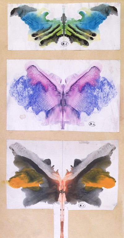 Farfalle fatte piegando carta colorata a metà, usate in un gioco da salotto da French School