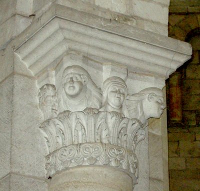 Capitello raffigurante tre donne da French School