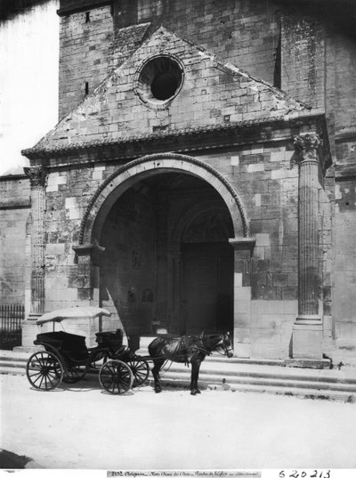 Carrozza in attesa davanti al portico della cattedrale Notre-Dame-des-Doms da French School