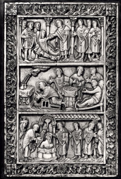 Placca scolpita per una copertina di libro raffigurante scene della vita di San Remigio e il battesimo di Clodoveo I da French School