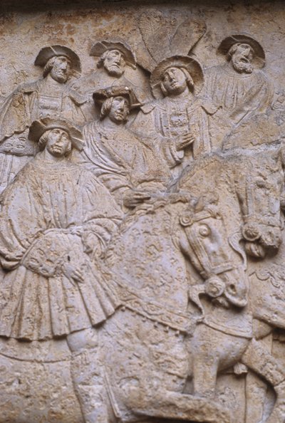 Bassorilievo in pietra scolpita nel cortile interno raffigurante il Campo del Drappo d