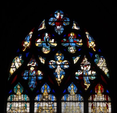 Cattedrale di Chartres, vetrata: la cappella di Vendôme, alto dettaglio che rappresenta la crocifissione di Cristo e il giudizio universale da French School