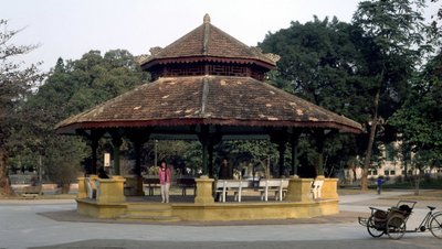 Architettura coloniale in Vietnam: Chiosco in stile "Indocinese", costruito nel 1920 in Piazza Paul Bert a Hanoi. Sostituì una prima costruzione metallica del 1889, commissionata da una compagnia francese da French School