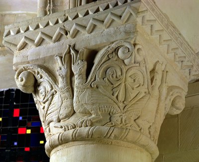 Capitello della colonna con grottesche disposte simmetricamente, dal coro emiciclo, inizio XII secolo da French School