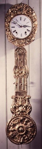 Orologio Comptoise con cornice in ottone pressato per il quadrante, e dettaglio del pendolo da French School