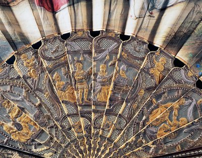 Ventaglio di corte raffigurante Amore e teatro, carta coperta con bastoncino di guardia in avorio decorato con smalti e metalli dorati e argentati, altezza 20.5 cm da French School