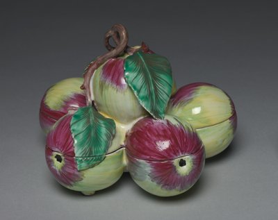 Scatola coperta a forma di sei mele, fabbricata dalla fabbrica di Sceaux, c.1760 da French School