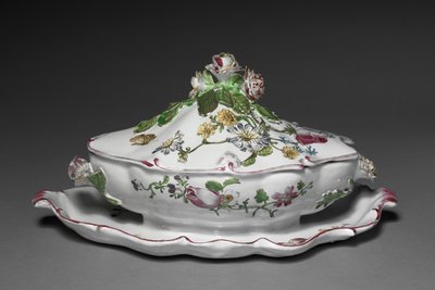 Salsiera Coperta con Supporto Attaccato, manifattura Veuve Perrin, c.1765 da French School