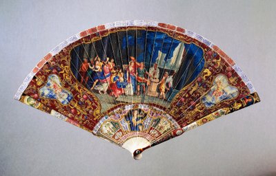 Ventaglio in stile Vernis Martin danneggiato raffigurante il Matrimonio della Nobiltà, pelle di cigno con guardia dipinta in avorio, altezza 20,5 cm da French School
