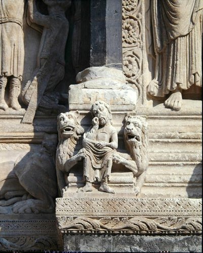 Daniele nella fossa dei leoni, dettaglio dal portale da French School