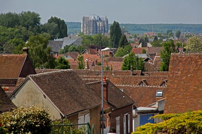Raffigurante una vista della cattedrale di Beauvais vista da lontano da French School