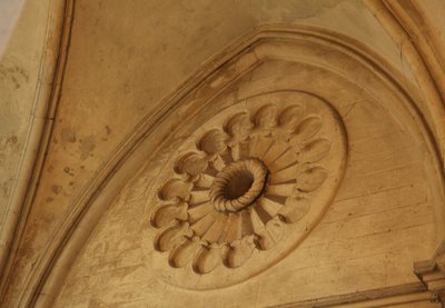 Veduta di una rosace scolpita da French School