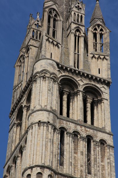 Veduta di una delle torri occidentali da French School