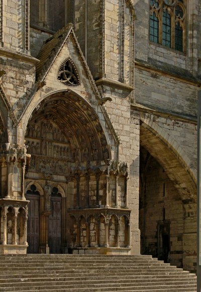 Porta meridionale nella facciata ovest da French School