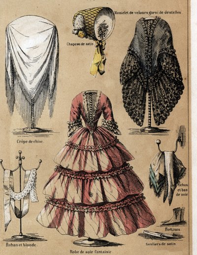 Descrizione della cultura e dei prodotti della seta: un abito in crepe de chine, un cappotto di velluto con pizzo, maniche di seta e un vestito di fantasia. Tavola 