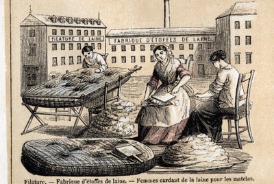 Descrizione dei vari usi e prodotti della pecora: operai che cardano la lana per materassi nel cortile di una fabbrica da French School