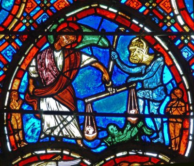 Dettaglio di una finestra raffigurante il Giudizio Universale: San Michele pesa le anime da French School